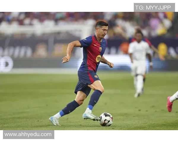 莱万状态火热欧冠赛场大放异彩射手榜领跑已成定局