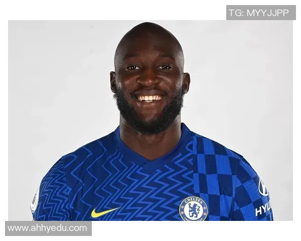 卢卡库的崛起与挑战：从天才少年到世界级前锋的奋斗历程