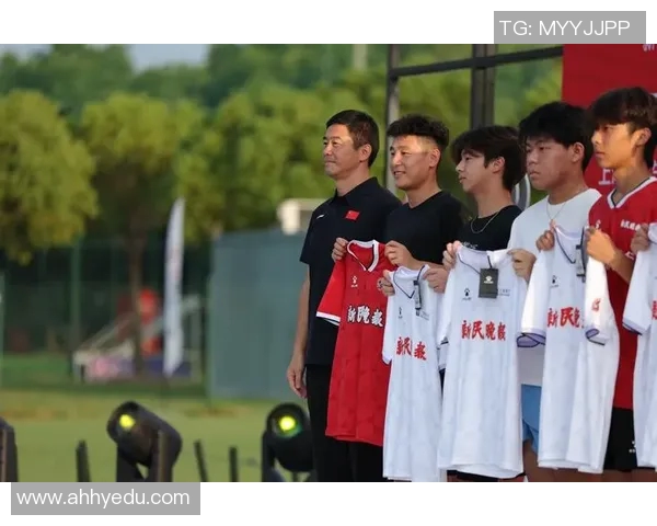 上海足球队在足球团队协作排行榜中荣登第九名展现出强大团队精神与默契配合