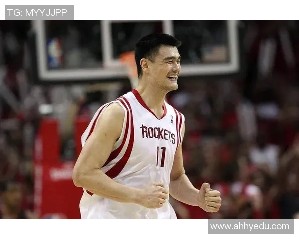 姚明在2004年火箭对决小牛的经典比赛回顾与精彩瞬间分析