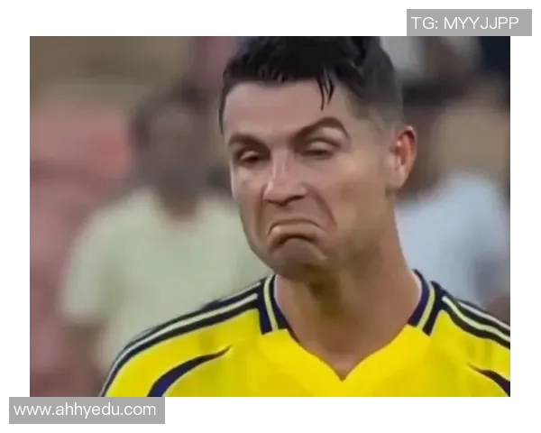 球迷疯狂冲入赛场抢夺C罗球衣引发热议与争议